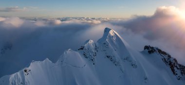 Kanada Kıyı Dağları Bulutlarla kaplı. Hava Panoraması. British Columbia, Kanada.