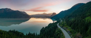 Pasifik Okyanusu 'nun batı kıyısındaki Sky Highway' e. Hava Panoraması. Renkli Gündoğumu Gökyüzü. Vancouver ve Squamish arasındaki Howe Sound, British Columbia, Kanada.