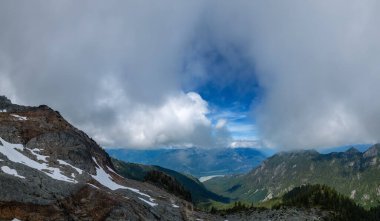 Rocky Dağı 'nın Hava Panoramik Manzarası. Bulutlu güneşli bir gün. British Columbia, Kanada 'da çekilmiş. Doğa Arkaplanı