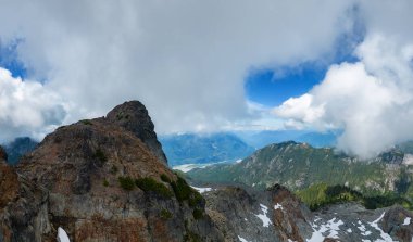 Rocky Dağı 'nın Hava Panoramik Manzarası. Bulutlu güneşli bir gün. British Columbia, Kanada 'da çekilmiş. Doğa Arkaplanı