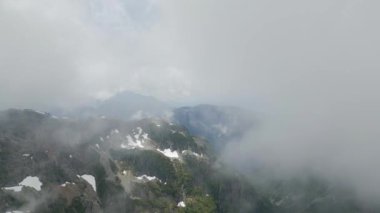 Kanada 'da Dağ Tepeleri. Hava görüntüsü. British Columbia, Kanada. Yüksek kalite 4k görüntü