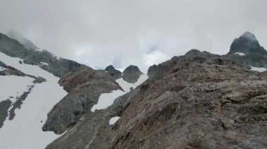 Kanada 'da Dağ Tepeleri. Hava görüntüsü. British Columbia, Kanada. Yüksek kalite 4k görüntü