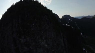 Bahar mevsiminde Kanada 'da Ağaçlar ve Dağ Tepeleri. Hava görüntüsü. Dinamik Uçma. British Columbia, Kanada.