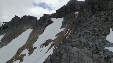 Kanada 'da Dağ Tepeleri. Hava görüntüsü. British Columbia, Kanada. Yüksek kalite 4k görüntü