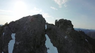 Bahar mevsiminde Kanada 'da Ağaçlar ve Dağ Tepeleri. Hava görüntüsü. Dinamik Uçma. British Columbia, Kanada.