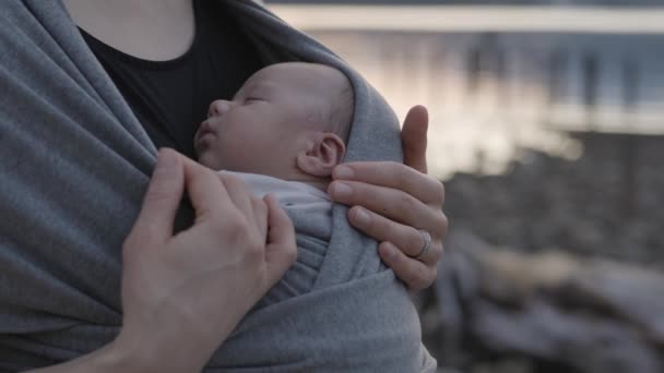 Маленький Новонароджений Хлопчик Матір Парку Захід Сонця Повільний Рух Високоякісні — стокове відео