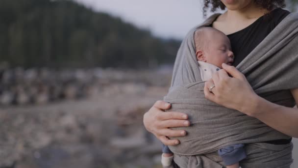 Menino Recém Nascido Com Mãe Num Parque Pôr Sol Movimento — Vídeo de Stock