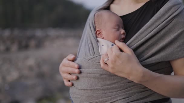 Маленький Новонароджений Хлопчик Матір Парку Захід Сонця Повільний Рух Високоякісні — стокове відео