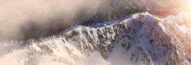 Kanada Dağ manzarası. Doğa Arkaplanı. Vancouver 'ın kuzeyinde Howe Sound, British Columbia, Kanada. Havadan