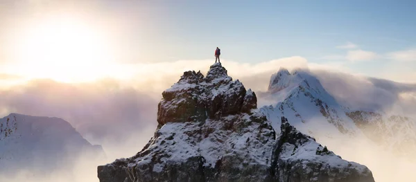 Περιπετειώδης Άνθρωπος Που Στέκεται Στην Κορυφή Του Βουνού Δραματική Extreme — Φωτογραφία Αρχείου