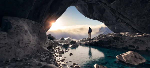 Homme Aventureux Debout Dans Grotte Sommet Montagne Extreme Adventure Composite — Photo