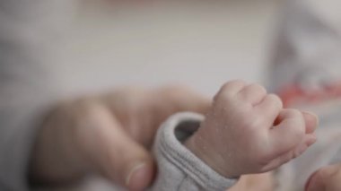 Küçük yeni doğmuş eller. Kapatın. Yavaş Hareket.