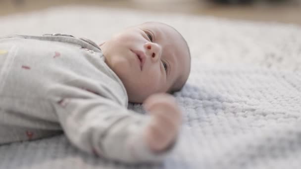 Adorabil Băiat Nou Născut Așezat Pătură Lent Motion Cinematematic Aproape — Videoclip de stoc