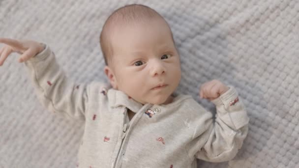Очаровательный Новорожденный Мальчик Лежит Одеяле Slow Motion Cinematic Close — стоковое видео