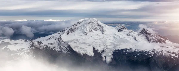 Baker Bedekt Met Sneeuw Wolken Luchtlandschap Natuur Achtergrond Washington Verenigde — Stockfoto