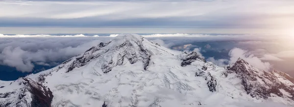 雪と雲に覆われたベイカー山 空中風景の自然の背景 ワシントン アメリカ — ストック写真