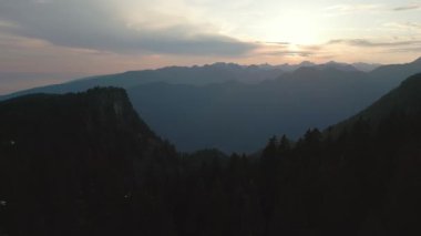 Kanada 'da Dağ Tepeleri. Hava görüntüsü. British Columbia, Kanada. Yüksek kalite 4K görüntü. Gün batımı