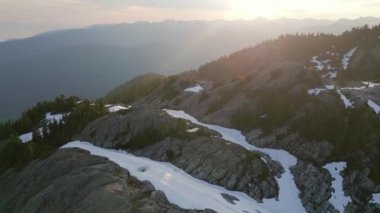 Kanada 'da Dağ Tepeleri. Hava görüntüsü. British Columbia, Kanada. Yüksek kalite 4K görüntü. Gün batımı