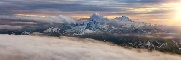 Rocky Mountain Peak Καλυμμένο Σύννεφα Εναέρια Τοπίο Φύση Φόντο Άποψη — Φωτογραφία Αρχείου