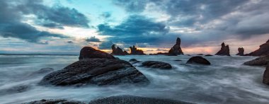 Pasifik Okyanusu 'nun batı kıyısındaki Rocky Shore. Washington, ABD. Doğa Arkaplanı. Gün batımı