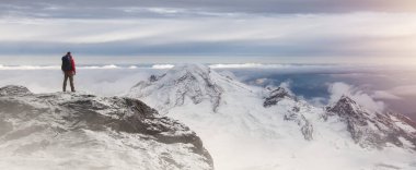 Kayalık bir dağın tepesindeki İnsan Gezgini 'nin destansı macerası. Dramatik Günbatımı Gökyüzü. 3D görüntüleme zirvesi. Kuzey Amerika 'dan arka plan manzarası. Özgürlük Konsepti.