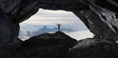 Kayalık bir mağarada kadın yürüyüşçünün destansı macerası. Dramatik Günbatımı Gökyüzü. 3D görüntüleme zirvesi. Kuzey Amerika 'dan arka plan manzarası. Özgürlük Konsepti.