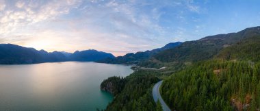 Okyanus kıyısında dağ manzaralı manzaralı bir otoban. Denizden Sky Hwy 'ye, Vancouver' ın kuzeyi, BC, Kanada. Hava görüntüsü. Gün batımı