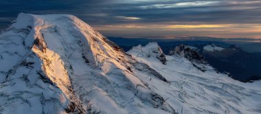 Rocky Dağı tepesi bulutlarla kaplı. Hava manzarası Doğa Arkaplanı. Görüntü: Airplane, Washington, ABD.