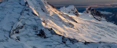 Rocky Dağı tepesi bulutlarla kaplı. Hava manzarası Doğa Arkaplanı. Görüntü: Airplane, Washington, ABD.