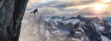 Uçurumdan Tırmanan Adam 'ın Destansı Maceracı Aşırı Spor Bileşimi. Washington, ABD 'den Dağ Manzarası Arka Planı. 3d Hazırlama Kayası