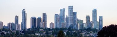 Metrotown 'daki panoramik apartman binaları manzarası. Burnaby, Vancouver, BC, Kanada. Güneşli Günbatımı