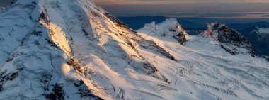 Rocky Dağı tepesi bulutlarla kaplı. Hava manzarası Doğa Arkaplanı. Görüntü: Airplane, Washington, ABD.