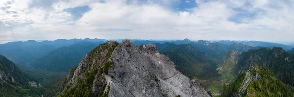 カナダの山の風景 自然の背景 アリアルビュー サニー クラウディ — ストック写真