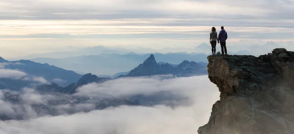 Epic Adventure Composite Hikers Στην Κορυφή Ενός Βραχώδους Βουνού Δραματικό — Φωτογραφία Αρχείου