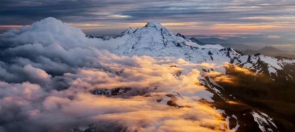 Rocky Mountain Peak Coperto Nuvole Paesaggio Aereo Natura Sfondo Vista — Foto Stock
