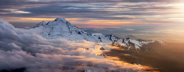 Pic Des Montagnes Rocheuses Couvert Nuages Paysage Aérien Nature Arrière — Photo