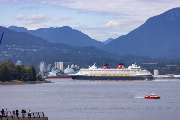 Vancouver Canada August 2023 Cruise Leaving Port Downtown City Mountains — Stock Photo, Image