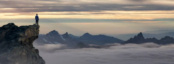 人类远足者在岩石山顶上的冒险组合 戏剧性的日落天空 3D渲染高峰 北美的背景景观 自由概念 — 图库照片