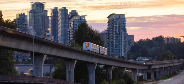 Burnaby Vancouver Canadá Agosto 2023 Skytrain Lougheed Highway Golden Sunset — Fotografia de Stock