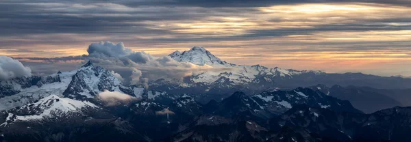 Rocky Mountain Peak Καλυμμένο Σύννεφα Εναέρια Τοπίο Φύση Φόντο Άποψη — Φωτογραφία Αρχείου