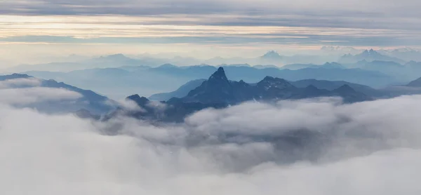 Luftaufnahmen Kanadischer Berglandschaft Natur Hintergrund British Columbia Kanada lizenzfreie Stockbilder