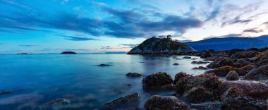 Pasifik Okyanusu 'nun batı kıyısındaki Rocky Shore. Doğa Arkaplanı. Günbatımı Gökyüzü. Whytecliff Park, Batı Vancouver, BC, Kanada.