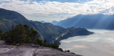 Kanada doğasındaki dağ manzarası. Squamish 'teki Şef Dağ, BC, Kanada. Macera Arkaplanı