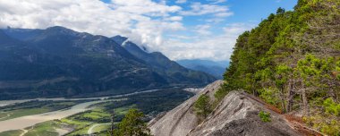 Kanada doğasındaki dağ manzarası. Squamish 'teki Şef Dağ, BC, Kanada. Macera Arkaplanı