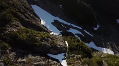 Bahar mevsiminde Kanada 'da Dağ Tepeleri. Hava görüntüsü. Dinamik Uçma. British Columbia, Kanada. 