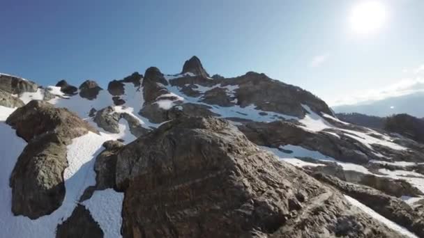 Mountain Peaks Canadian Landscape Spring Season Vista Aérea Voando Dinâmico — Vídeo de Stock