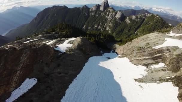 Berggipfel Der Kanadischen Landschaft Frühling Luftaufnahme Dynamisches Fliegen British Columbia — Stockvideo