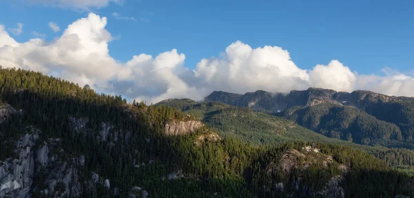 Rocky Cliffs Trees Canadian Mountain Squamish Canadá —  Fotos de Stock