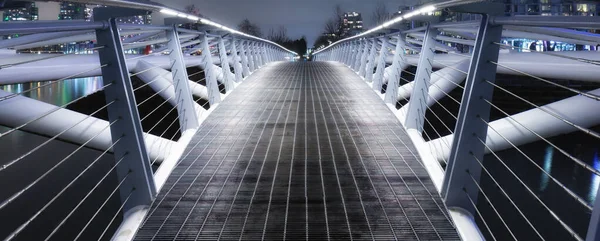 加拿大温哥华市中心的现代建筑桥梁结构 — 图库照片