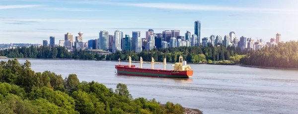 Cargo Ship Arriving Port Vancouver Downtown City Background Vancouver Canada — Stock Photo, Image